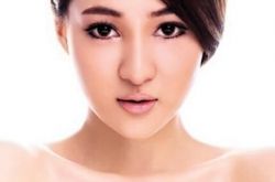 郭美美豪车图片高调现身 宣传新电影不慎走光 