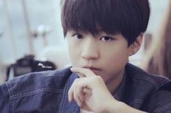 王俊凯发全家福 tfboys队长疑似富二代 