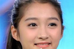 关晓彤家庭背景如何？ 生于艺术世家童星出道 