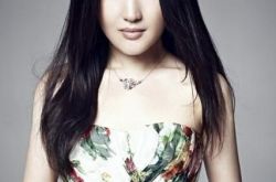 梦里水乡杨钰莹好美  身穿青花瓷见歌迷会老友 