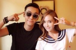 陈伟霆杰西卡燃情度蜜月 两人地咚拥吻同闯野人谷 