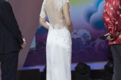 柳岩白色长裙亮相 变换多种风格 