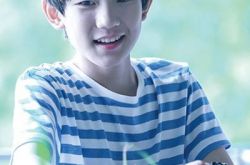 TFBoys王源家庭照片 Roy长相随妈妈 