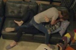 边伯贤吴世勋萌照大放送 拍摄中大玩沙发咚让人鼻血直流 