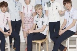 exo十二人校服照吸引目光 众人帅气依旧如故 