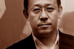 姜文电影风格鲜明写实  英雄般黑色幽默展现人性的恶劣 