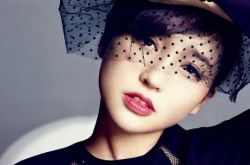 金莎最后一个夏天歌词是什么 蓝菲琳晒床上自拍照风情万种 