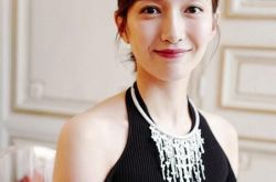 江疏影全部影片有哪些 受邀出席新品展秀美背首尝性感风 