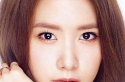 林允儿卖萌照片出炉 脸小腿细清纯可人 