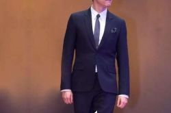 胡歌帅气西装写真吸人眼球 近日首度与宋佳携手演出 