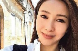 黎姿写真集吸人眼球 近日出席《东张西望》为新剧造势 