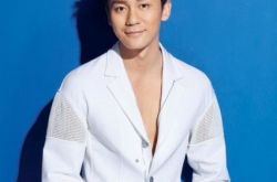 范冰冰李晨甜蜜逛商场 见有人跟拍匆忙离开 