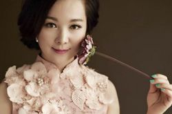 邓丽君模仿者赵雅萱举行《爱君如梦》 演唱会重现经典 