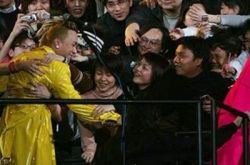 beyond演唱会哭了 望歌迷不要太过伤感 