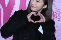 杨幂探班迪丽热巴比心卖萌 《傲娇与偏见》2016年将上映 