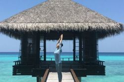 陈数海边生活照做瑜伽 气质优雅身材姣好 