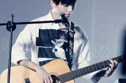 王俊凯同桌的照片曝光 人气堪比当红韩星 