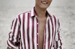 演员杜淳写真集帅气十足 近日以制片人身份亮相发布会 