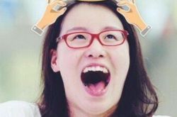 傅园慧抵京遭围堵向宁泽涛求救 表情帝红到国外了 