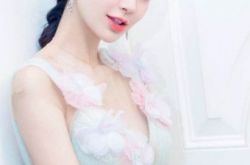 人妻baby深v开到肚脐 准妈妈一样可以美似花仙子 