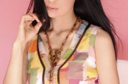 高胜美泳装图片大放送 昔日女神现今面部僵硬似蜡像 