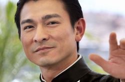 爱你一万年刘德华上海演唱会 大秀腹肌飙泪称要唱到80岁 