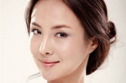 干露露布条装亮相车展 惹火双峰呼之欲出 