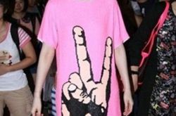 范冰冰齐b小短裙露春光 范爷走光该如何收场 