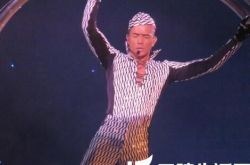 郭富城舞蹈节目当评审 与选手大跳“樱花舞” 