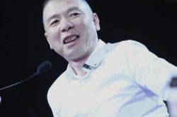 冯小刚疑病情加重神情憔悴 被曝因白癜风放弃生育 