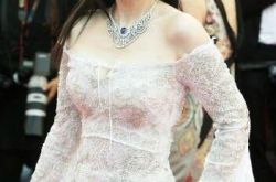 巩俐撑场戛纳红毯抢头条  实力派影后艳压全场无压力 