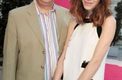 艾里珊钟的父亲照片公开  华人血统却调侃中国落后 