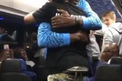 艾弗森乔丹大巴重逢 飞人深情拥抱AI送祝福 