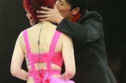 关菊英演唱会圆满结束 苗侨伟送花献吻 