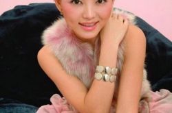 李湘小时候照片尽显清纯 昔日芒果一姐如今依旧潇洒 