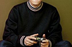 李易峰光脚照片成网友关注焦点 据悉承认与唐嫣在交往 