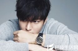 长腿欧巴李敏镐生日举牌 表情沉醉展现完美脸庞曲线 