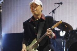 大家怎么理解崔健评论一块红布 春晚唱《一无所有》掌声纷飞 