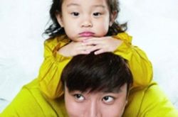 贾乃亮与小甜韾写真温馨甜蜜 逗比父女可爱搞怪神同步 