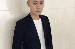 秦俊杰微博晒卤蛋头为戏吆喝 曾书书另类传授李易峰撩妹技能 