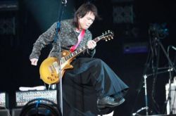 伍佰南京演唱会唱尽摇滚 自掏腰包制作微电影 