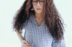 迪丽热巴出演中国版《漂亮的她》 泡面头造型雷人