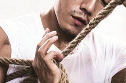 秦昊为女儿换尿布喂奶超温柔 伊能静发长文高调晒幸福 