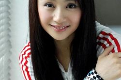 曹颖在大理唱歌受好评 唱歌慈善两不误 