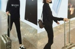 艾晓琪身穿休闲服装现身机场 新剧《热血学院》正在拍摄中 