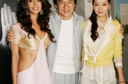 “神话CP”成龙金喜善亲密互动 十年情缘于大哥的弱女情结 