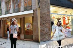 selina被赶出家门究竟为何？ 微博晒全家出游照引关注 