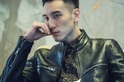 台湾艺人王阳明晒全家福  混血岳母美艳不输女儿 