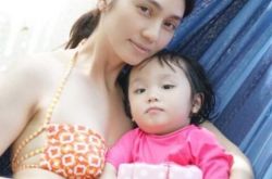 洪欣泳装图片显年轻 一家人海边出游羡煞旁人 