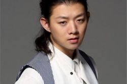 霍尊的父亲是谁图片惊呆眼球 爆Henry为什么留长发 